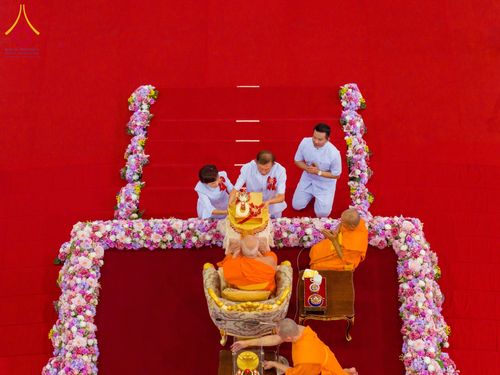 ภาพ No.60115:พิธีเจริญพระพุทธมนต์ "ฉลองอายุวัฒนมงคล 80 ปี หลวงพ่อธัมมชโย" พิธีถวายไทยธรรม คณะสงฆ์ 10,000 กว่าวัดทั่วประเทศ ในวันคุ้มครองโลก วันจันทร์ที่ 22 เมษายน พ.ศ. 2567 ณ สภาธรรมกายสากล วัดพระธรรมกาย จ.ปทุมธานี