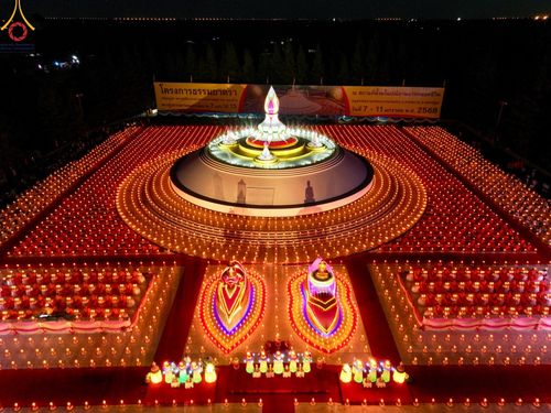 ภาพ No.192807:พิธีจุดประทีปถวายเป็นพุทธบูชา และบูชาธรรมมหาปูชนียาจารย์ ณ อนุสรณ์สถานคลองบางนางแท่น อ.สามพราน จ.นครปฐม ในโครงการธรรมยาตรา กตัญญูบูชา มหาปูชนียาจารย์ พระมงคลเทพมุนี(สด จนฺทสโร) พระผู้ปราบมาร อนุสรณ์สถาน 7 แห่ง ปีที่ 13 วันที่ 10 มกราคม พ.ศ. 2568