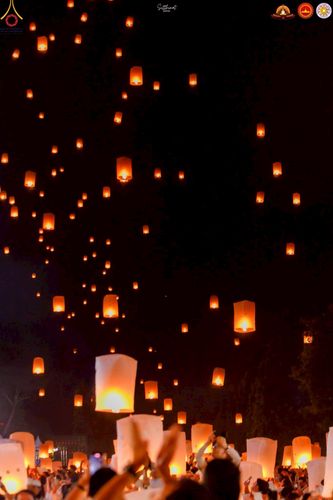 ภาพ No.224649:วันจันทร์ที่ 12 พฤษภาคม พ.ศ. 2568  ชาวพุทธในอินโดนีเซีย ร่วมฉลองวิสาขบูชาจุดประทีปกว่า 200,000 ดวง ณ พระมหาเจดีย์บรมพุทโธ  เจริญพุทธมนต์ถวาย “พระวชิรเกล้าเจ้าอยู่หัว”