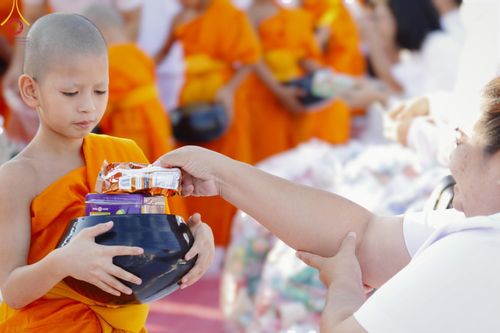 ภาพ No.187906:พิธีตักบาตรฉลองพระใหม่ ต้อนรับพุทธศักราช 2568 ณ ลานธรรมพระมหาธรรมกายเจดีย์ วัดพระธรรมกาย จ.ปทุมธานี วันที่ 1 มกราคม พ.ศ. 2568