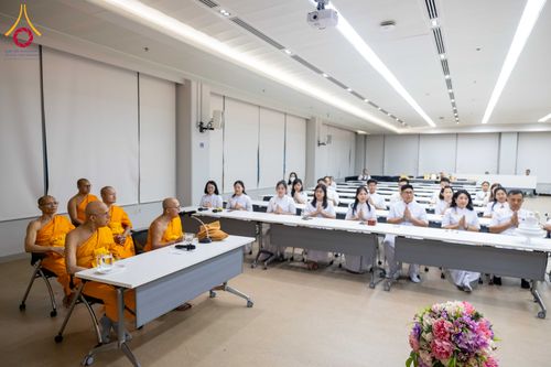 ภาพ No.324896:วันพฤหัสบดีที่ 23 เมษายน พ.ศ.2569  หลวงพ่อทัตตชีโว รองเจ้าอาวาสวัดพระธรรมกาย ถวายการต้อนรับและปฏิสันถารคณะชาวอินโดนีเซีย