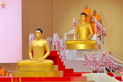 ภาพ No.84749:พิธีบรรจุพระบรมสารีริกธาตุภายในเกตุดอกบัวตูม องค์พระประธาน ณ ห้องแก้วสารพัดนึก 2 วัดพระธรรมกาย ในวันอาสาฬหบูชา อังคารที่ 1 สิงหาคม พ.ศ.2566