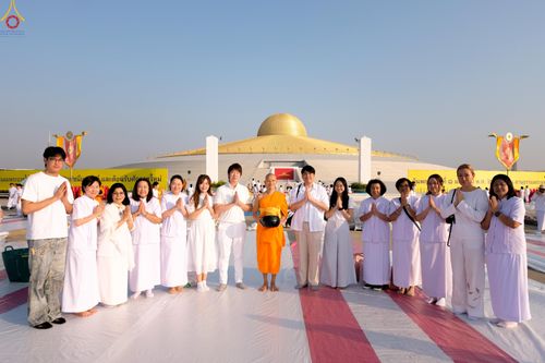 ภาพ No.279958:วันที่ 1 มกราคม พ.ศ.2569 พิธีตักบาตรในวันขึ้นปีใหม่ ณ ลานธรรม วัดพระธรรมกาย