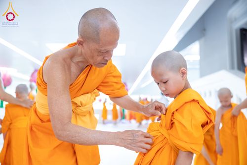 ภาพ No.286611:วันเสาร์ที่ 12 กรกฏาคม พ.ศ.2568 พิธีบรรพชาอุปสมบท  โครงการบรรพชาอุปสมบทหมู่ ธรรมทายาทนานาชาติ(ภาคภาษาจีน), โครงการบรรพชาสามเณร โรงเรียนนานาชาติ รุ่นที 14