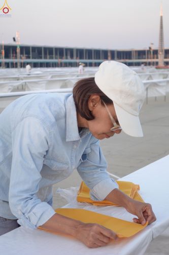 ภาพ No.321228:วันที่ 10-11 เมษายน พ.ศ.2569 การเตรียมกล่องไทยธรรม และการติดผ้ารับประเคน เพื่องานถวายมหาสังฆทาน 40,000 กว่าวัดทั่วประเทศ วันคุ้มครองโลก 22 เมษายน พ.ศ.2569 วัดพระธรรมกาย