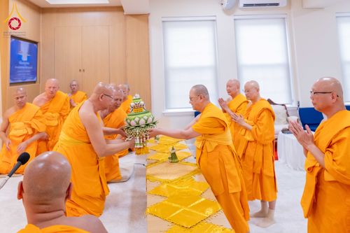 ภาพ No.319125:วันที่ 29 มีนาคม พ.ศ.2569 พิธีอัญเชิญรูปหล่อพระมงคลเทพมุนี (สด จนฺทสโร) ประดิษฐาน ณ ห้องปฏิบัติธรรม “มงคลรัตนโชติ”  วัดพระธรรมกายชิคาโก ประเทศสหรัฐอเมริกา