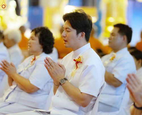 ภาพ No.331012:วันวิสาขบูชา อาทิตย์ที่ 31 พฤษภาคม พ.ศ.2569 พิธีจุดวิสาขประทีป , พิธีเวียนประทักษิณ  รอบพระมหาธรรมกายเจดีย์  และพิธีฉลองชัยสวดมนต์บทธัมมจักกัปปวัตนสูตร  ครบ 8,415,000,000 จบ ณ วัดพระธรรมกาย