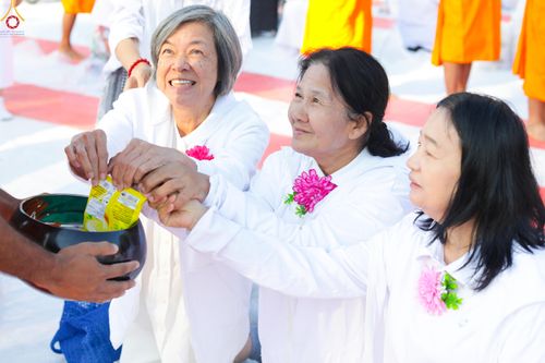 ภาพ No.292449:วันที่ 11 มกราคม พ.ศ. 2569 พิธีตักบาตรพระธรรมยาตรา ณ อนุสรณ์สถานคลองบางนางแท่น อ.สามพราน จ.นครปฐม ในโครงการธรรมยาตรา กตัญญูบูชา มหาปูชนียาจารย์ พระมงคลเทพมุนี(สด จนฺทสโร) พระผู้ปราบมาร อนุสรณ์สถาน 7 แห่ง ปีที่ 14