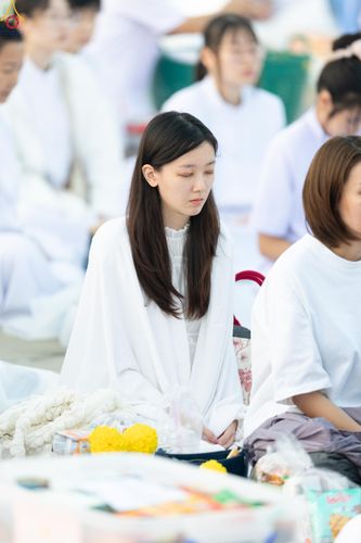 ภาพ No.279763:วันที่ 1 มกราคม พ.ศ.2569 พิธีตักบาตรในวันขึ้นปีใหม่ ณ ลานธรรม วัดพระธรรมกาย