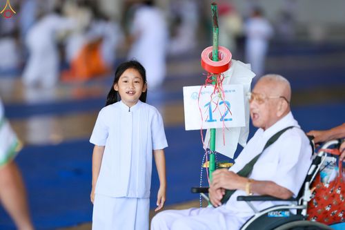 ภาพ No.337762:วันอาทิตย์ต้นเดือน 5 กรกฎาคม พ.ศ.2569 พิธีตักบาตรข้าวสารอาหารแห้ง  ณ บ้านแก้วเรือนทองคุณยายฯ วัดพระธรรมกาย