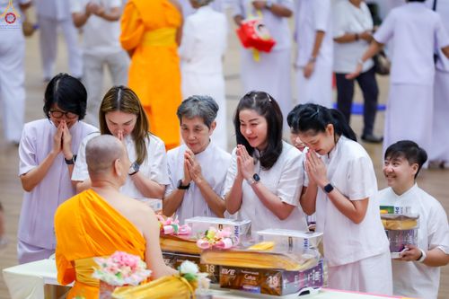 ภาพ No.341832:วันพุธที่ 29 กรกฎาคม พ.ศ. 2569 พิธีถวายผ้าอาบน้ำฝน เทียนพรรษาและประทีปโคมไฟ ณ ห้องแก้วสารพัดนึก 2 สภาธรรมกายสากล วัดพระธรรมกาย