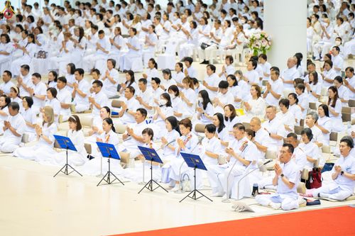 ภาพ No.311438:วันอาทิตย์ต้นเดือนที่ 1 มีนาคม พ.ศ.2569 พิธีตักบาตร และ พิธีบูชาข้าวพระ ณ สภาธรรมกายสากล วัดพระธรรมกาย