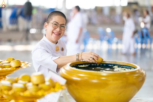 ภาพ No.318257:วันอาทิตย์ต้นเดือนที่ 5 เมษายน พ.ศ.2569 พิธีตักบาตร ณ บ้านแก้วเรือนทองคุณยายอาจารย์ฯ วัดพระธรรมกาย