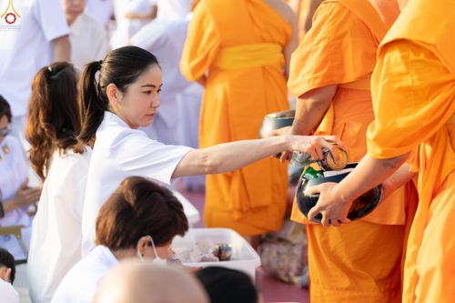 ภาพ No.279920:วันที่ 1 มกราคม พ.ศ.2569 พิธีตักบาตรในวันขึ้นปีใหม่ ณ ลานธรรม วัดพระธรรมกาย