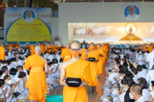 ภาพ No.82960:พิธีตักบาตร ณ บ้านแก้วเรือนทองคุณยายอาจารย์ฯ พิธีบูชาข้าวพระ ณ สภาธรรมกายสากล วัดพระธรรมกาย ในวันอาทิตย์ต้นเดือนที่ 2 ก.ค. พ.ศ.2566