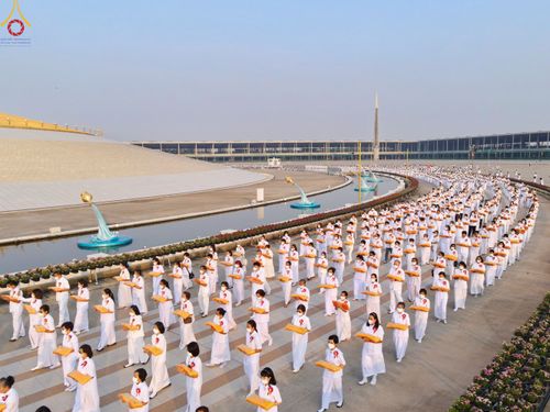ภาพ No.79735:พิธีเวียนประทักษิณ ณ พระมหาธรรมกายเจดีย์ และพิธีวันทาเจดีย์ ในโครงการบรรพชาสามเณรฟื้นฟูพระพุทธศาสนาทั่วไทย วันเสาร์ที่ 8 เมษายน พ.ศ.2566
