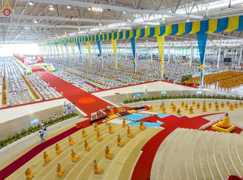 ภาพ No.85209:พิธีมุทิตาสักการะพระภิกษุ ผู้สอบได้เปรียญธรรม ๙ ประโยคระดับโลก, พิธีมอบโล่เกียรติยศและทุนการศึกษา สำนักเรียนบาลีดีเด่นทั่วประเทศ ในวันสมาธิโลก อาทิตย์ที่ 6 สิงหาคม พ.ศ. 2566 ณ สภาธรรมกายสากล วัดพระธรรมกาย