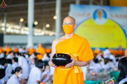 ภาพ No.81488:พิธีตักบาตร ข้าวสารอาหารแห้ง และพิธีบูชาข้าวพระ ณ สภาธรรมกายสากล วัดพระธรรมกาย วันเสาร์ที่ 3 มิถุนายน 2566
