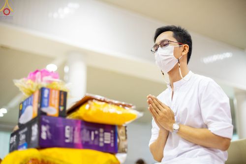 ภาพ No.84469:พิธีถวายผ้าอาบน้ำฝนและประทีปโคมไฟ ในวันอาสาฬหบูชา ณ ห้องแก้วสารพัดนึก 1 วัดพระธรรมกาย วันอังคารที่ 1 สิงหาคม พ.ศ. 2566