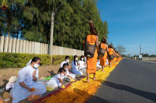 ภาพ No.70858:พิธีต้อนรับพระธรรมยาตรา ในโครงการธรรมยาตรากตัญญูบูชา มหาปูชนียาจารย์ พระมงคลเทพมุนี(สด จนฺทสโร) พระผู้ปราบมาร อนุสรณ์สถาน 7 แห่ง ปีที่ 11 วันที่ 14 มกราคม พ.ศ. 2566 ณ อนุสรณ์สถานลำดับที่ 3 สถานที่เกิดในเพศสมณะ วัดสองพี่น้อง อ.สองพี่น้อง จ.สุพรรณบุรี