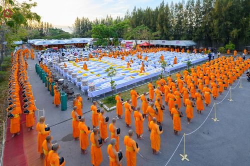ภาพ No.69858:พิธีถวายภัตตาหารเป็นสังฆทาน แด่คณะพระธรรมยาตราฯ ในโครงการธรรมยาตราฯ ปีที่ 11 ณ อนุสรณ์สถานมหาวิหารพระมงคลเทพมุนี อ.สองพี่น้อง จ.สุพรรณบุรี วันที่ 7 มกราคม พ.ศ. 2566