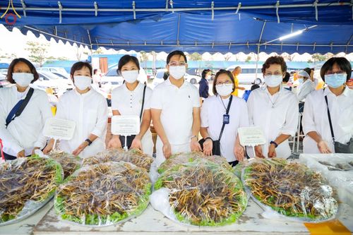 ภาพ No.74629:พิธีถวายภัตตาหารเป็นสังฆทาน แด่คณะพระธรรมยาตราฯ ในโครงการธรรมยาตรากตัญญูบูชา มหาปูชนียาจารย์ พระมงคลเทพมุนี(สด จนฺทสโร) พระผู้ปราบมาร อนุสรณ์สถาน 7 แห่ง ปีที่ 11 วันที่ 28 มกราคม พ.ศ. 2566