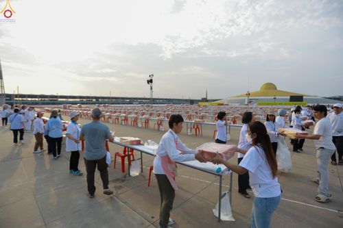 ภาพ No.322588:วันที่ 17 เมษายน พ.ศ.2569 การเรียงกล่องไทยธรรม เรียงน้ำดื่ม เรียงร่ม ณ ลานธรรมพระมหาธรรมกายเจดีย์ เพื่องานถวายมหาสังฆทาน 40,000 กว่าวัดทั่วประเทศ วันคุ้มครองโลก 22 เมษายน พ.ศ.2569 วัดพระธรรมกาย