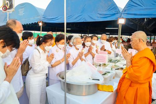 ภาพ No.74021:พิธีถวายภัตตาหารเป็นสังฆทาน แด่คณะพระธรรมยาตราฯ ในโครงการธรรมยาตรากตัญญูบูชา มหาปูชนียาจารย์ พระมงคลเทพมุนี(สด จนฺทสโร) พระผู้ปราบมาร อนุสรณ์สถาน 7 แห่ง ปีที่ 11 วันที่ 24 มกราคม พ.ศ. 2566