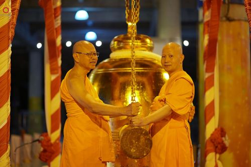 ภาพ No.345923:วันพฤหัสบดีที่ 27 สิงหาคม พ.ศ.2569 พิธีฉลองชัยสวดมนต์บทธัมมจักกัปปวัตตนสูตร 8,657,585,858 จบ ณ มหารัตนวิหารคด วัดพระธรรมกาย