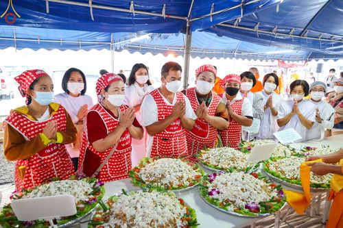 ภาพ No.74534:พิธีถวายภัตตาหารเป็นสังฆทาน แด่คณะพระธรรมยาตราฯ ในโครงการธรรมยาตรากตัญญูบูชา มหาปูชนียาจารย์ พระมงคลเทพมุนี(สด จนฺทสโร) พระผู้ปราบมาร อนุสรณ์สถาน 7 แห่ง ปีที่ 11 วันที่ 27 มกราคม พ.ศ. 2566