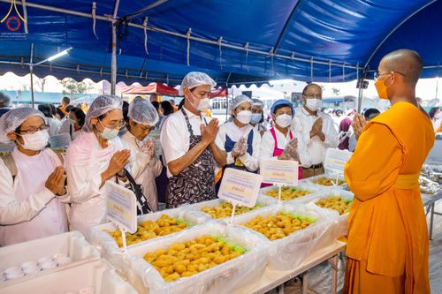 ภาพ No.74407:พิธีถวายภัตตาหารเป็นสังฆทาน แด่คณะพระธรรมยาตราฯ ในโครงการธรรมยาตรากตัญญูบูชา มหาปูชนียาจารย์ พระมงคลเทพมุนี(สด จนฺทสโร) พระผู้ปราบมาร อนุสรณ์สถาน 7 แห่ง ปีที่ 11 วันที่ 26 มกราคม พ.ศ. 2566