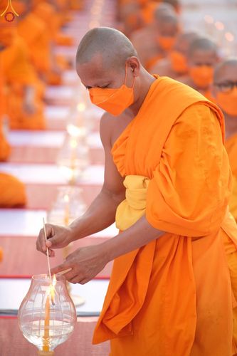 ภาพ No.73267:พิธีจุดประทีปถวายเป็นพุทธบูชา และบูชาธรรมมหาปูชนียาจารย์ ในโครงการธรรมยาตรากตัญญูบูชา มหาปูชนียาจารย์ พระมงคลเทพมุนี(สด จนฺทสโร) พระผู้ปราบมาร ปีที่ 11 ณ อนุสรณ์สถานลำดับที่ 4 สถานที่เกิดด้วยกายธรรม วัดโบสถ์ (บน) บางคูเวียง อ.บางกรวย จ.นนทบุรี วันที่ 21 