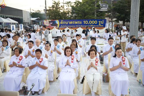 ภาพ No.284175:วันเสาร์ที่ 20 ธันวาคม พ.ศ.2568  พิธีตักบาตรพระ 10,000 รูป เนื่องในโอกาส 194 ปี จังหวัดกาญจนบุรี และอุทิศส่วนกุศลให้แด่บรรพชนทั้งหลาย บริเวณถนนสองแคว (Skywalk) เมืองกาญจนบุรี