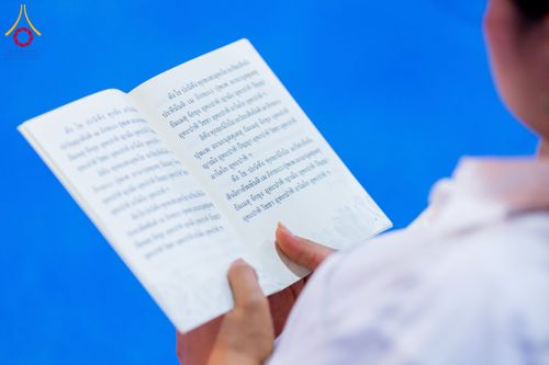 ภาพ No.286767:วันอาสาฬหบูชา วันพฤหัสบดีที่ 10 กรกฏาคม พ.ศ.2568  พิธีเวียนประทักษิณรอบพระมหาธรรมกายเจดีย์ , พิธีฉลองชัยสวดมนต์บทธัมมจักกัปปวัตตนสูตร ครบ 7,520,000,000 จบ ณ มหารัตนวิหารคด วัดพระธรรมกาย