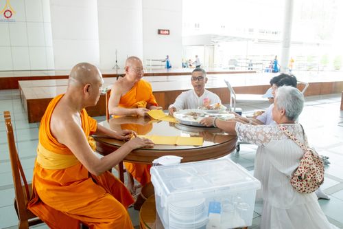 ภาพ No.328826:วันเสาร์ที่ 16 พฤษภาคม พ.ศ.2569 พิธีบุพเปตพลี ครั้งที่ 183 ร่วมอุทิศบุญแด่หมู่ญาติที่ล่วงลับไปแล้ว และสืบทอดอายุพระพุทธศาสนา ณ หอฉันคุณยายอาจารย์ฯ  วัดพระธรรมกาย