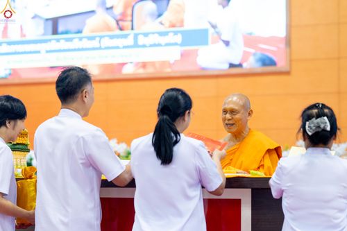 ภาพ No.311685:วันอาทิตย์ต้นเดือนที่ 1 มีนาคม พ.ศ.2569 สัมมนาพิเศษ พิธีมอบรูปหล่อโลหะหลวงปู่วัดปากน้ำ พระมงคลเทพมุนี พิธีมุทิตาสักการะในโอกาสพระครูปลัดรัตนวีรวัฒน์(รังสฤษดิ์ อิทธิจินฺตโก) เจ้าอาวาสวัดพระธรรมกาย  ดำรงตำแหน่งเป็น “ที่ปรึกษาเจ้าคณะจังหวัดปทุมธานี”  ณ ห้อง