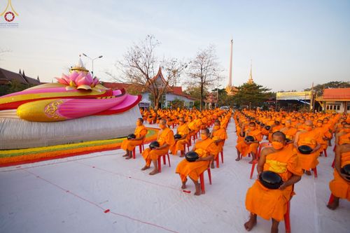 ภาพ No.72021:พิธีตักบาตรพระธรรมยาตราฯ ในโครงการธรรมยาตรากตัญญูบูชา มหาปูชนียาจารย์ พระมงคลเทพมุนี(สด จนฺทสโร) พระผู้ปราบมาร ปีที่ 11 ณ อนุสรณ์สถานลำดับที่ 3 สถานที่เกิดใหม่ในเพศสมณะ วัดสองพี่น้อง อ.สองพี่น้อง จ.สุพรรณบุรี วันที่ 18 มกราคม พ.ศ. 2566
