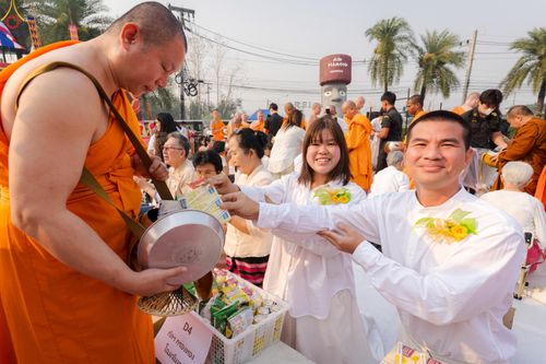 ภาพ No.321066:วันอาทิตย์ที่ ๑๒ เมษายน พ.ศ ๒๕๖๙ พิธีตักบาตรปี๋ใหม่เมืองพระภิกษุสงฆ์ ๓๓๙ รูป  อุทิศถวายพระราชกุศลสมเด็จพระนางสิริกิติ์  พระบรมราชินีนาถ พระบรมราชชนนีพันปีหลวง และฉลองเมืองแม่แตงครบรอบ ๑๑๙ ปี ณ ลานโรงแรมแอร์ไดมอนด์ อำเภอแม่แตง จังหวัดเชียงใหม่