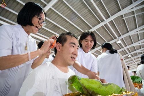 ภาพ No.338296:วันอาทิตย์ที่ 5 กรกฎาคม พศ.2569 พิธีตัดปอยผมธรรมทายาทนานาชาติ IDOP รุ่นที่ 21 จากประเทศจีน มาเลเซีย สิงคโปร์ และไต้หวัน ณ โถงช้าง วัดพระธรรมกาย
