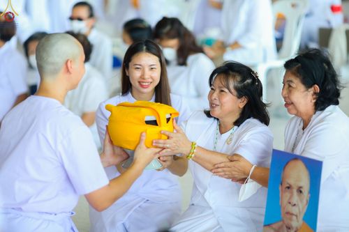 ภาพ No.63922:พิธีขอขมาและมอบผ้าไตรแด่นาคธรรมทายาท โครงการอุปสมบทบูชาธรรมมหาปูชนียาจารย์ วันอาทิตย์ที่ 20 พฤศจิกายน พ.ศ. 2565