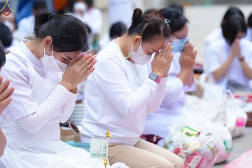 ภาพ No.69702:พิธีตักบาตรพระธรรมยาตราฯ ในโครงการธรรมยาตรากตัญญูบูชา มหาปูชนียาจารย์ พระมงคลเทพมุนี(สด จนฺทสโร) พระผู้ปราบมาร ปีที่ 11 ณ อนุสรณ์สถานลำดับที่ 1 สถานที่เกิดด้วยรูปกายเนื้อ อนุสรณ์สถานมหาวิหารพระมงคลเทพมุนี อ.สองพี่น้อง จ.สุพรรณบุรี