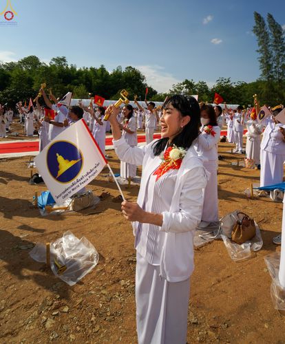 ภาพ No.331697:วันพุธที่ ๓ มิถุนายน พ.ศ.๒๕๖๙ พิธีทอดผ้าป่า ปฏิบัติธรรมกลั่นแผ่นดิน พิธีโปรยรัตนชาติ  และ พิธีตอกเสาเข็ม มงคลต้นแรก สถาปนา "องค์พระเจดีย์เพื่อสร้างสันติภาพโลก"  องค์แรก ครั้งแรกของลำปาง ประตูสู่ภาคเหนือ  ณ ศูนย์ปฏิบัติธรรมเถินเทิดธรรม อ.เถิน จ.ลำปาง