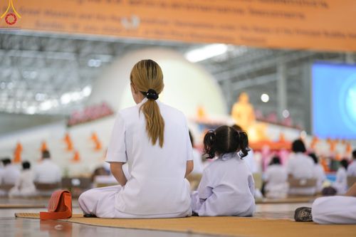 ภาพ No.83657:พิธีวางแผ่นจารึกชื่อและพิธีวางพวงมาลัยสักการะพระประธาน วันอาทิตย์ที่ 16 กรกฎาคม พ.ศ. 2566 ณ รัตนบัลลังก์ สภาธรรมกายสากล วัดพระธรรมกาย