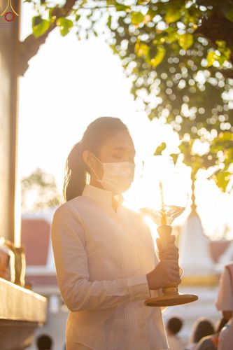 ภาพ No.73410:พิธีจุดประทีปถวายเป็นพุทธบูชา และบูชาธรรมมหาปูชนียาจารย์ ในโครงการธรรมยาตรากตัญญูบูชา มหาปูชนียาจารย์ พระมงคลเทพมุนี(สด จนฺทสโร) พระผู้ปราบมาร ปีที่ 11 ณ อนุสรณ์สถานลำดับที่ 4 สถานที่เกิดด้วยกายธรรม วัดโบสถ์ (บน) บางคูเวียง อ.บางกรวย จ.นนทบุรี วันที่ 21 