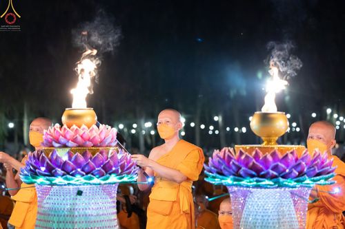 ภาพ No.69354:พิธีจุดประทีปถวายเป็นพุทธบูชา และบูชาธรรมมหาปูชนียาจารย์ ในโครงการธรรมยาตรากตัญญูบูชา มหาปูชนียาจารย์ พระมงคลเทพมุนี(สด จนฺทสโร) พระผู้ปราบมาร ปีที่ 11 ณ อนุสรณ์สถานมหาวิหารพระมงคลเทพมุนี อ.สองพี่น้อง จ.สุพรรณบุรี