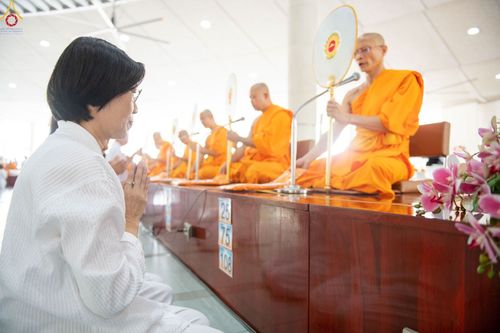 ภาพ No.348223:วันที่ 10 กันยายน พ.ศ.2569 พิธีสวดพระพุทธมนต์ และถวายภัตตาหารเป็นสังฆทาน เนื่องในวันครบ 26 ปี วันคล้ายละสังขาร คุณยายอาจารย์มหารัตนอุบาสิกาจันทร์ ขนนกยูง ณ หอฉันคุณยายอาจารย์ฯ วัดพระธรรมกาย