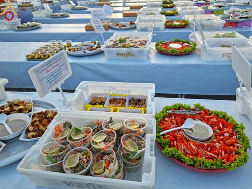 ภาพ No.106050:พิธีถวายภัตตาหารเป็นสังฆทาน แด่คณะพระธรรมยาตราฯ ในโครงการธรรมยาตรากตัญญูบูชา มหาปูชนียาจารย์ พระมงคลเทพมุนี(สด จนฺทสโร) พระผู้ปราบมาร อนุสรณ์สถาน 7 แห่ง ปีที่ 12 วันที่ 3 มกราคม พ.ศ. 2567 ณ อนุสรณ์สถานโลตัสแลนด์ จ.สุพรรณบุรี