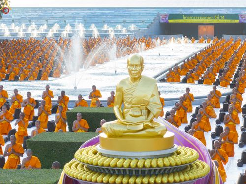 ภาพ No.281623:วันที่ 24 ธันวาคม พ.ศ.2568 พระธรรมยาตรา ปฏิบัติธรรม และถ่ายภาพหมู่ประวัติศาสตร์ ณ ลานหน้ามหาวิหารพระมงคลเทพมุนีฯ วัดพระธรรมกาย