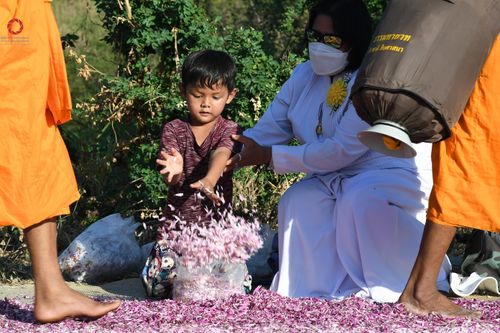ภาพ No.105677:พิธีต้อนรับพระธรรมยาตรา ในโครงการธรรมยาตรากตัญญูบูชา มหาปูชนียาจารย์ พระมงคลเทพมุนี(สด จนฺทสโร) พระผู้ปราบมาร อนุสรณ์สถาน 7 แห่ง ปีที่ 12 วันที่ 3 มกราคม พ.ศ. 2567 ณ อนุสรณ์สถานโลตัสแลนด์ จ.สุพรรณบุรี
