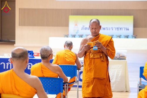 ภาพ No.208901:พระบาทสมเด็จพระเจ้าอยู่หัวทรงพระกรุณาโปรดเกล้าฯ พระราชทานภัตตาหารพระราชทาน แด่พระภิกษุ สามเณร ในการสอบบาลีสนามหลวง ณ วัดพระธรรมกาย วันที่ 22 กุมภาพันธ์ พ.ศ. 2568 ณ วัดพระธรรมกาย อำเภอคลองหลวง จังหวัดปทุมธานี